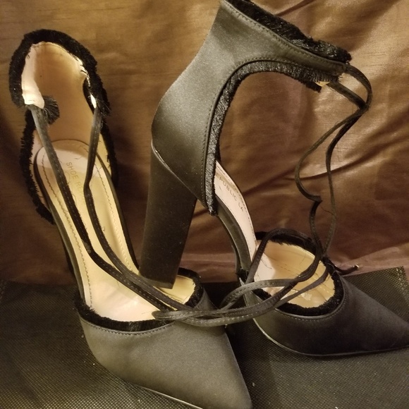 Heels - Picture 2 of 3